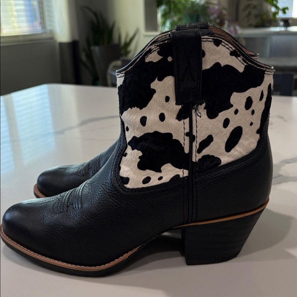 Twisted X Black and White Cow Print Women's Boots - Picture 4 of 8
